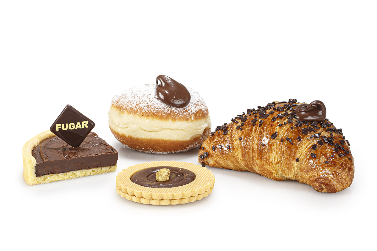 Dolci Fugar con Crunchytella e crema nocciola: croissant, torta, krapfen e biscotto.