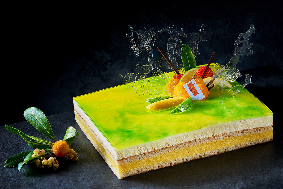 Torta Dolce Riviera: dessert estivo con frutta fresca e glassa verde brillante.