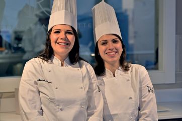 Pasticceria Iria: due sorridenti chef pasticceri con cappello e divisa bianca.
