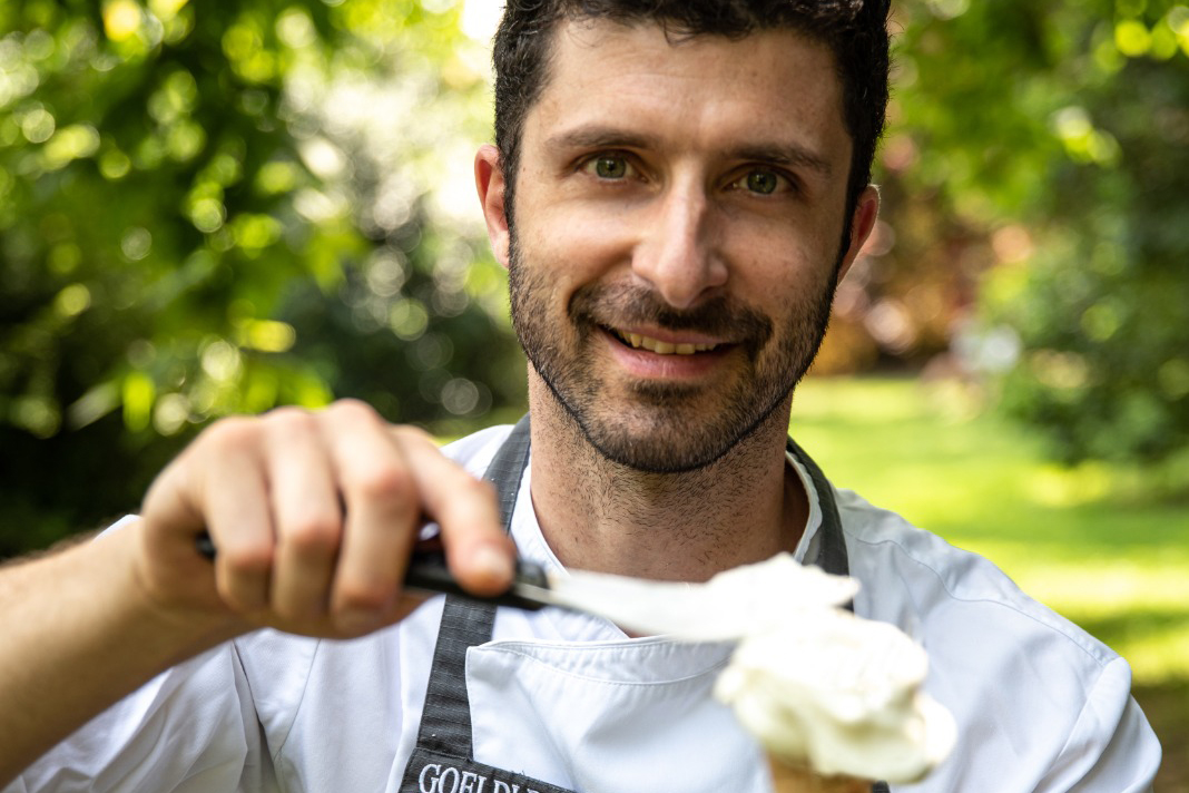 Stefano Guizzetti di Ciacco presenta gelato artigianale italiano. Cono gelato.
