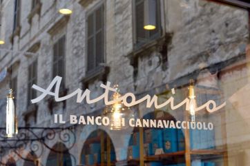 Vetrina pasticceria Antonino Cannavacciuolo. Logo Antonino, il Banco di Cannavacciuolo. Pasticceria, chef stellato.