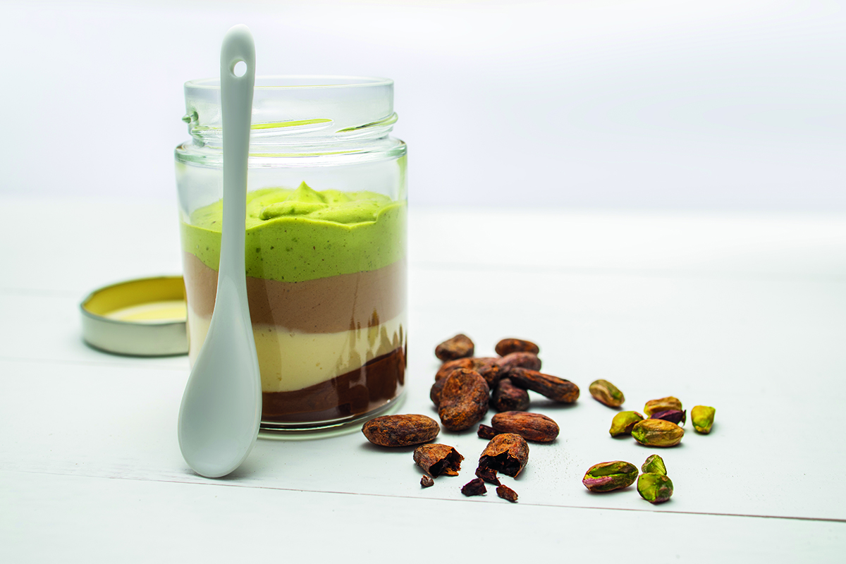 Vaso con crema a strati, fave di cacao e pistacchi. Farciture irresistibili.