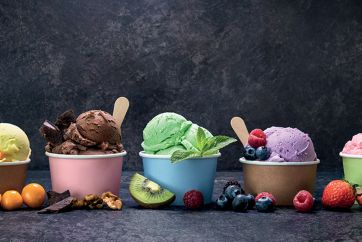 Gelato artigianale: coppette colorate con gusti assortiti e frutta fresca. Inchiesta gelato d'autore.
