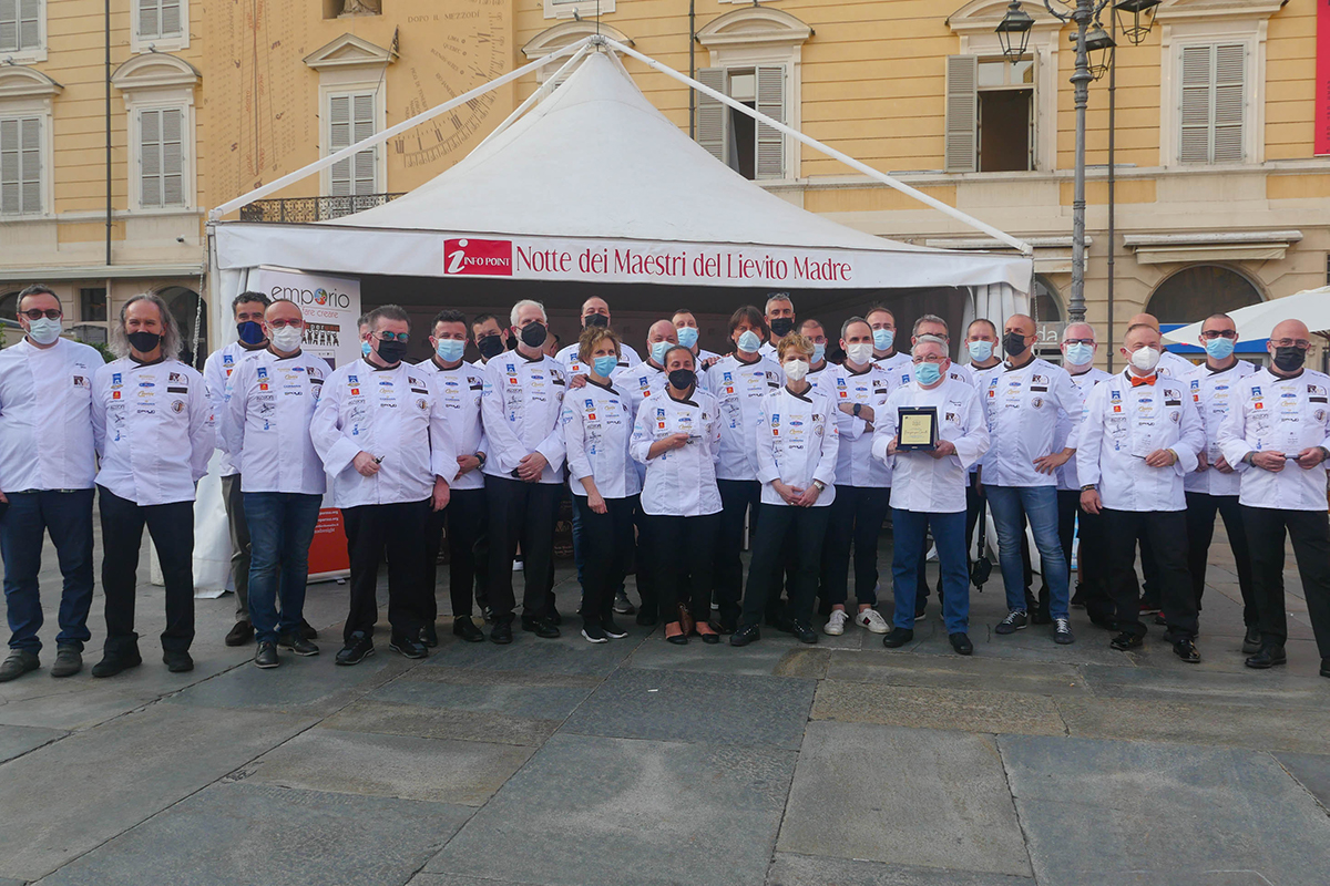 Gruppo di maestri del lievito madre a Parma. Evento Notte dei Maestri del Lievito Madre, chef e artigiani.