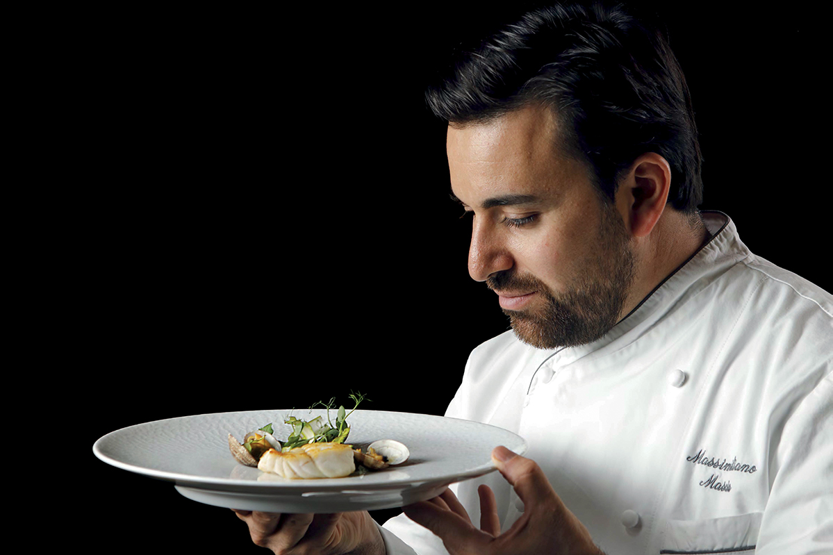 Chef Max Mascia del San Domenico Imola presenta un piatto gourmet. Ristorante San Domenico, nuova stagione.