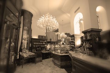 Interni storici della pasticceria Taveggia a Milano. Lampadari e arredi vintage.