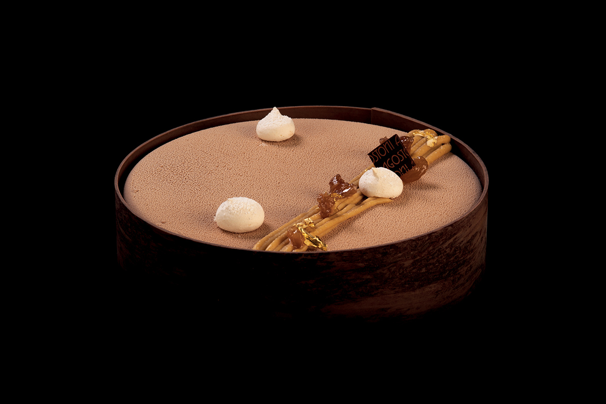 Torta Mont Blanc: dessert con marroni, meringhe e decorazioni. Pasticceria artigianale.