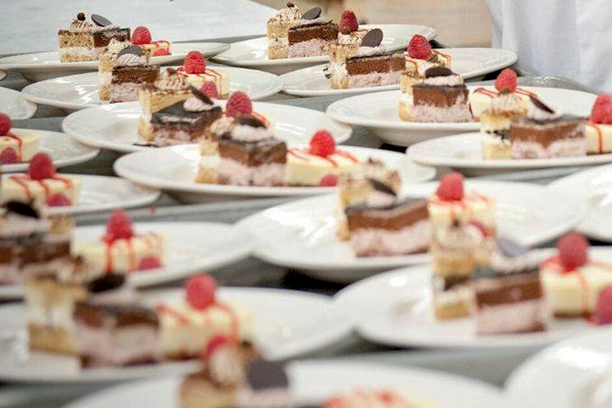 Pasticceria Varvello: assaggi di torte artigianali con lamponi freschi.