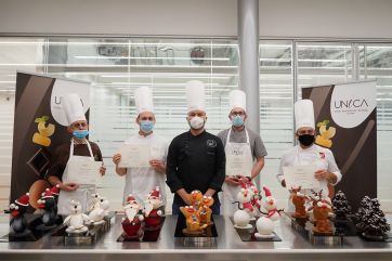 Corso Unica Unigrà: artigiani e soggetti natalizi di cioccolato con Maurizio Frau. Decorazioni natalizie, pasticceria.