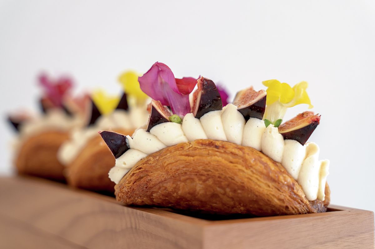 Tacos sfogliati di Carmen Vecchione con crema, fichi e fiori.