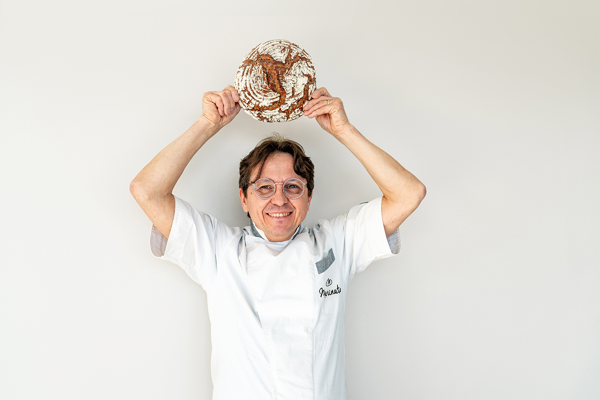 Ezio Marinato, esperto panificatore, mostra pane artigianale. Sapori d'autunno, panificazione di qualità.