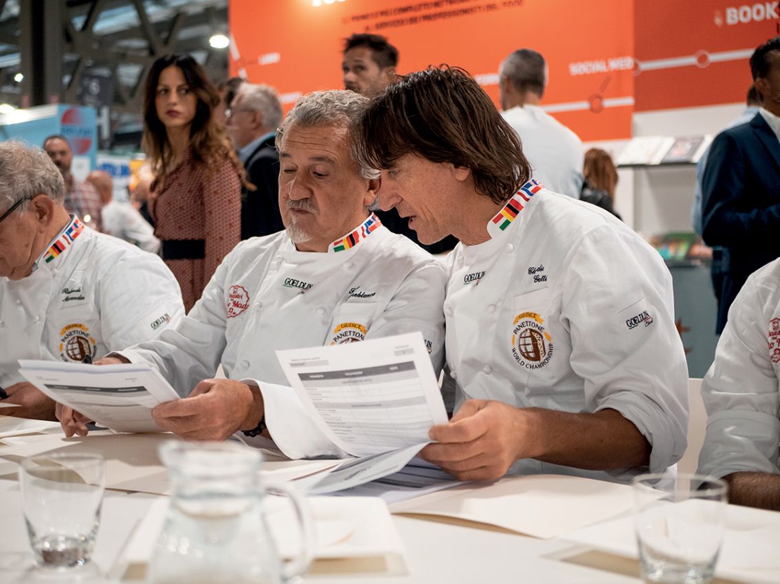 Paco Torreblanca e Claudio Gatti, giudici esperti di panettoni artigianali, valutano farine Mia e Le Sinfonie.