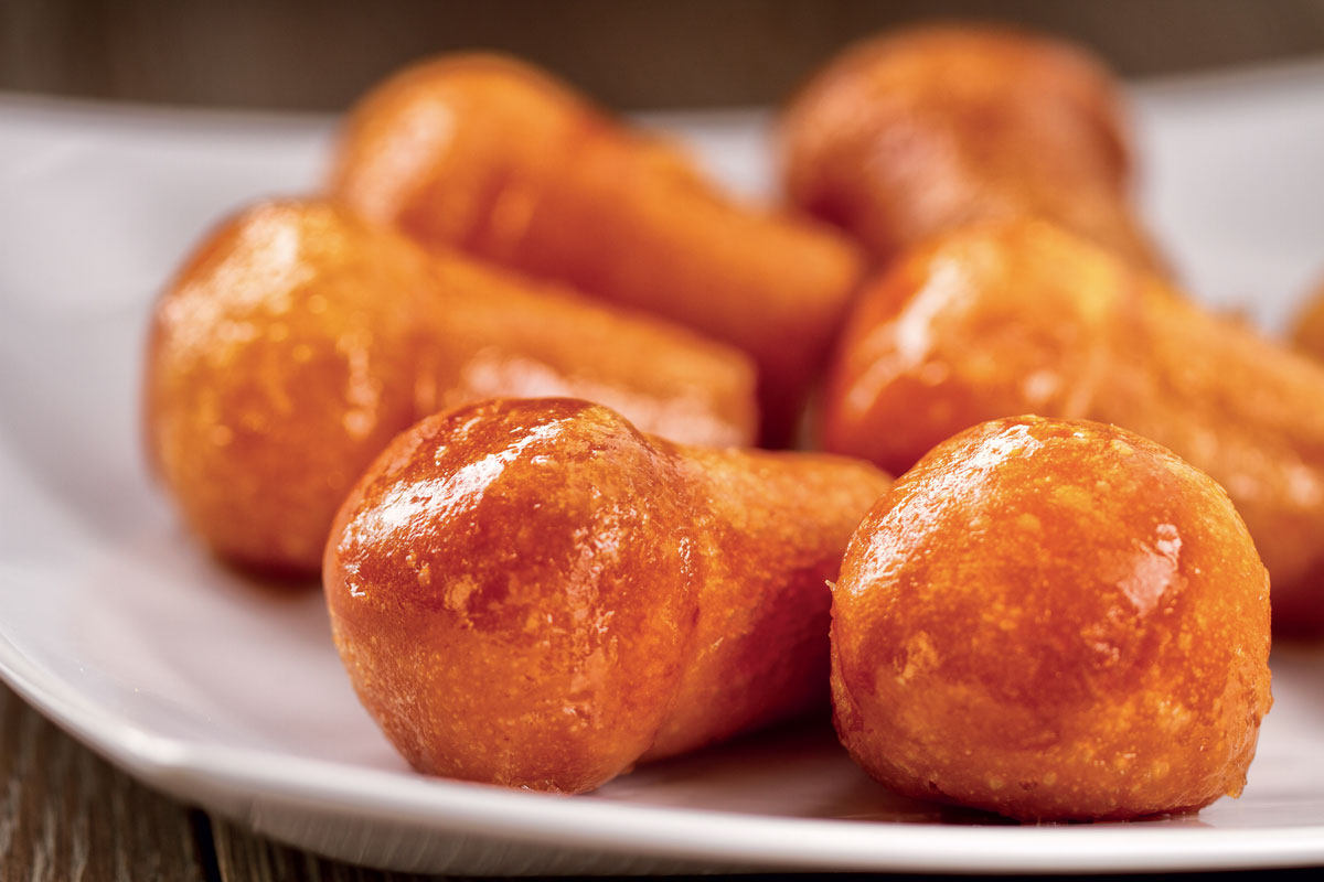 Babà napoletani. Dolci da forno inzuppati nel rum. Specialità della pasticceria napoletana.