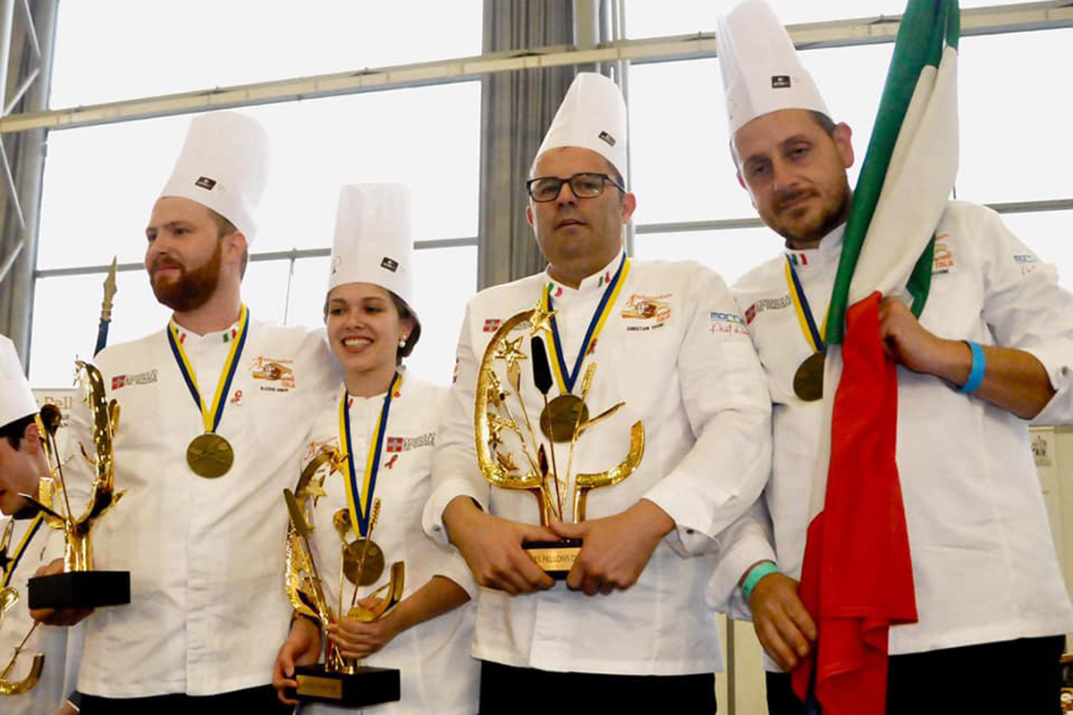 Team Italia vincitore alla Coupe d’Europe de la Boulangerie con trofei e bandiera italiana. Campioni panificazione.