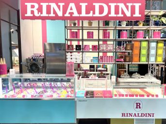 Nuovo format Tiffany di Roberto Rinaldini. Gelati artigianali, dolci e confezioni regalo colorate in esposizione.