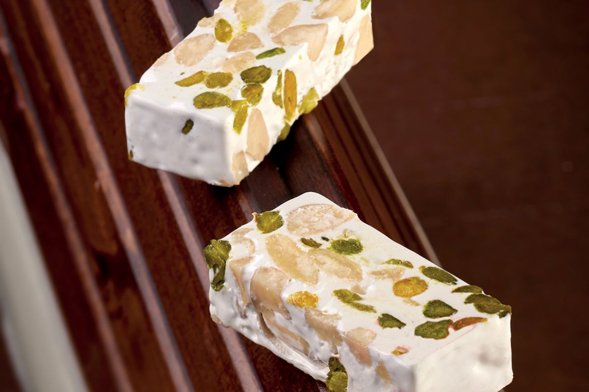 Torrone di Montélimar artigianale con mandorle e pistacchi, dolce tipico francese.
