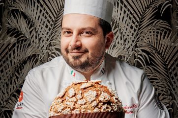 Chef Bruno Andreoletti con panettone artigianale. Dolce natalizio italiano.
