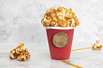 Popcorn caramellato in tazza rossa. Idea cinema e snack goloso. #popcorn #cinema #caramello
