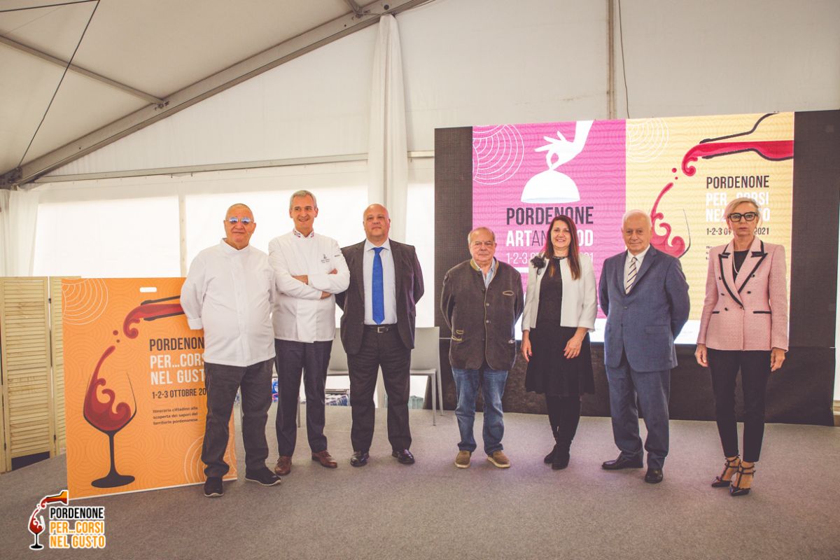 Pordenone Art&Food 2021: gruppo di persone all'evento enogastronomico.
