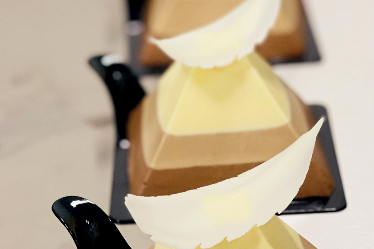 Trilogia degli Dei di Eleonora Sdino: dessert piramidale a tre strati con decorazione.