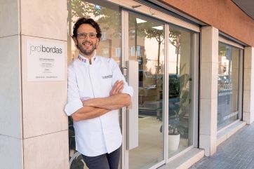 Chef Jordi Bordas, esperto in pasticceria, davanti alla sua attività. Tartelletta lime, limone e pistacchio.