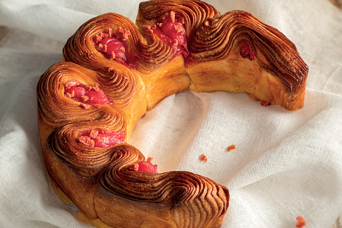 Mezzaluna sfogliata ai lamponi e crema. Dolce da colazione con pasta sfoglia e ripieno di frutta.