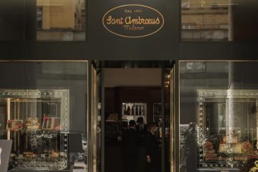 Pasticceria Sant Ambroeus Milano: vetrina con torte e insegna storica dal 1936.