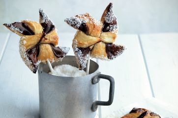 Girandole di pasta sfoglia al cocco e cacao Exceloro. Dolci mélange golosi.