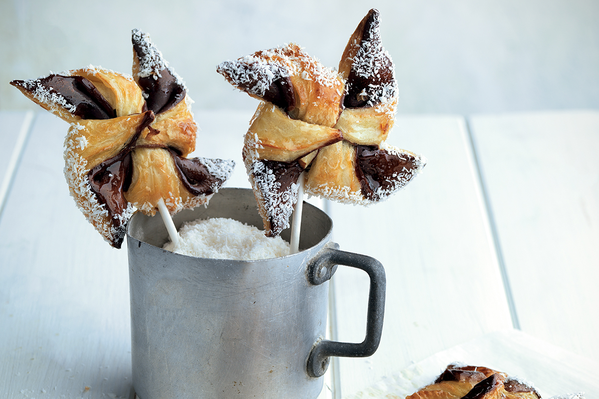 Girandole di pasta sfoglia al cocco e cacao Exceloro. Dolci mélange golosi.