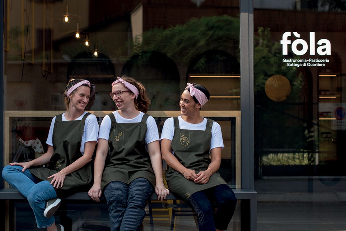Team Fòla: gastronomia, pasticceria e bottega green a Milano. Donne sorridenti davanti al locale.