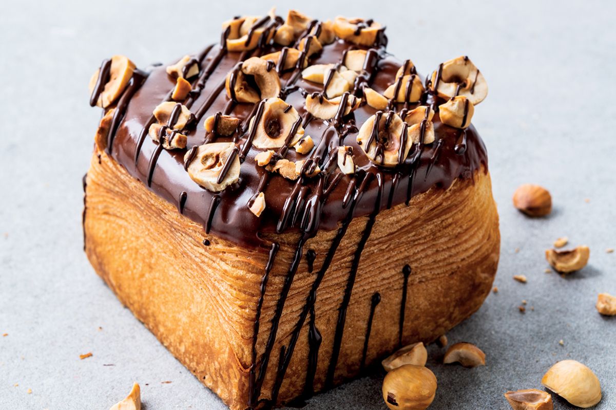 Cubo croissant con crema di nocciole e cioccolato. Pasticceria artigianale golosa.