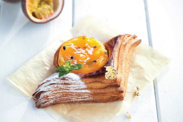 Viennoiserie vaniglia, frutto della passione e cocco. Delizia sfogliata con crema al frutto della passione.