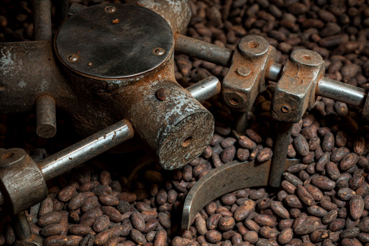 Lavorazione artigianale del cioccolato Ducasse: macchina tostatrice con fave di cacao.