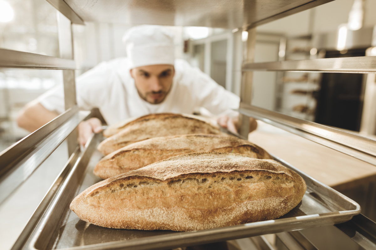 Pane fresco in forno combinato. Panettiere e pane artigianale.