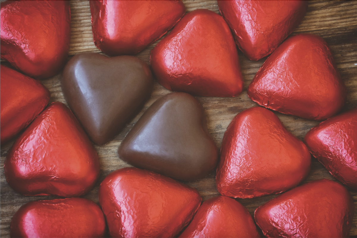 Cioccolatini a forma di cuore rossi e marroni. San Valentino, festa degli innamorati.