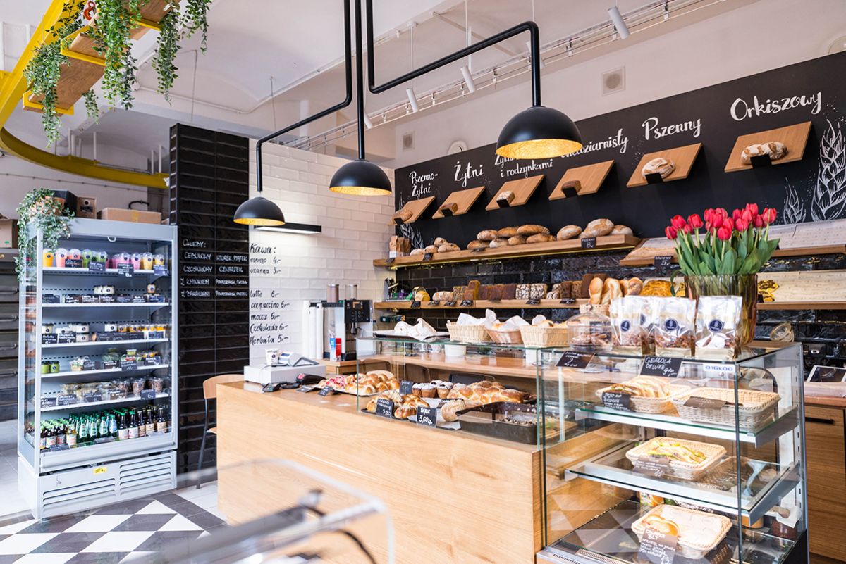 Interni di Chleboteka: pane artigianale, dolci da forno e bevande fresche. Cura familiare e qualità.