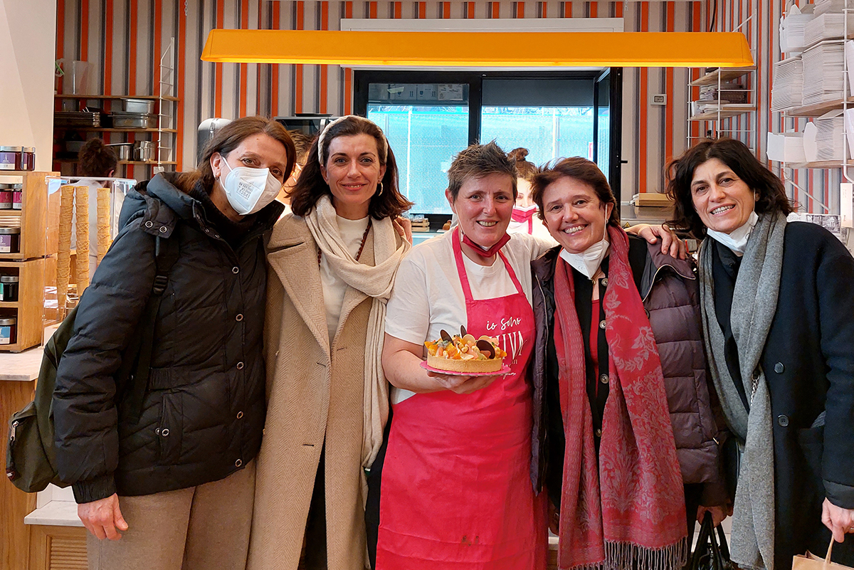Gruppo di donne a Io sono Viva, laboratorio di pasticceria. Torta artigianale e dolci.