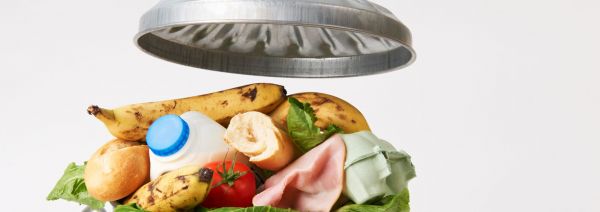 Cibo sprecato nel cestino. Combattere lo spreco alimentare con app utili.