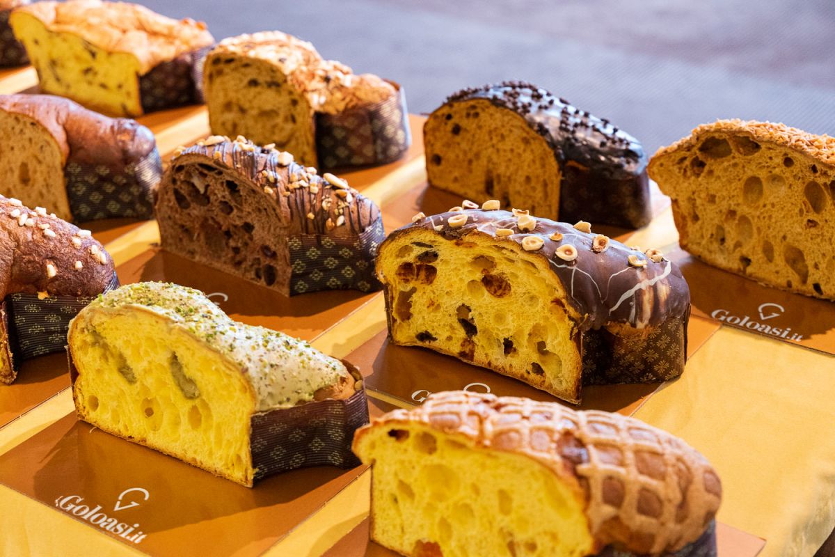 Assortimento di colombe artigianali toscane. Dolci pasquali con glassa, cioccolato e frutta candita. Divina Colomba.