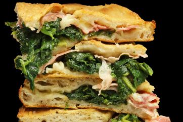 Pizza imbottita Bonci con spinaci, prosciutto cotto e mozzarella. Focaccia farcita, ricetta originale.