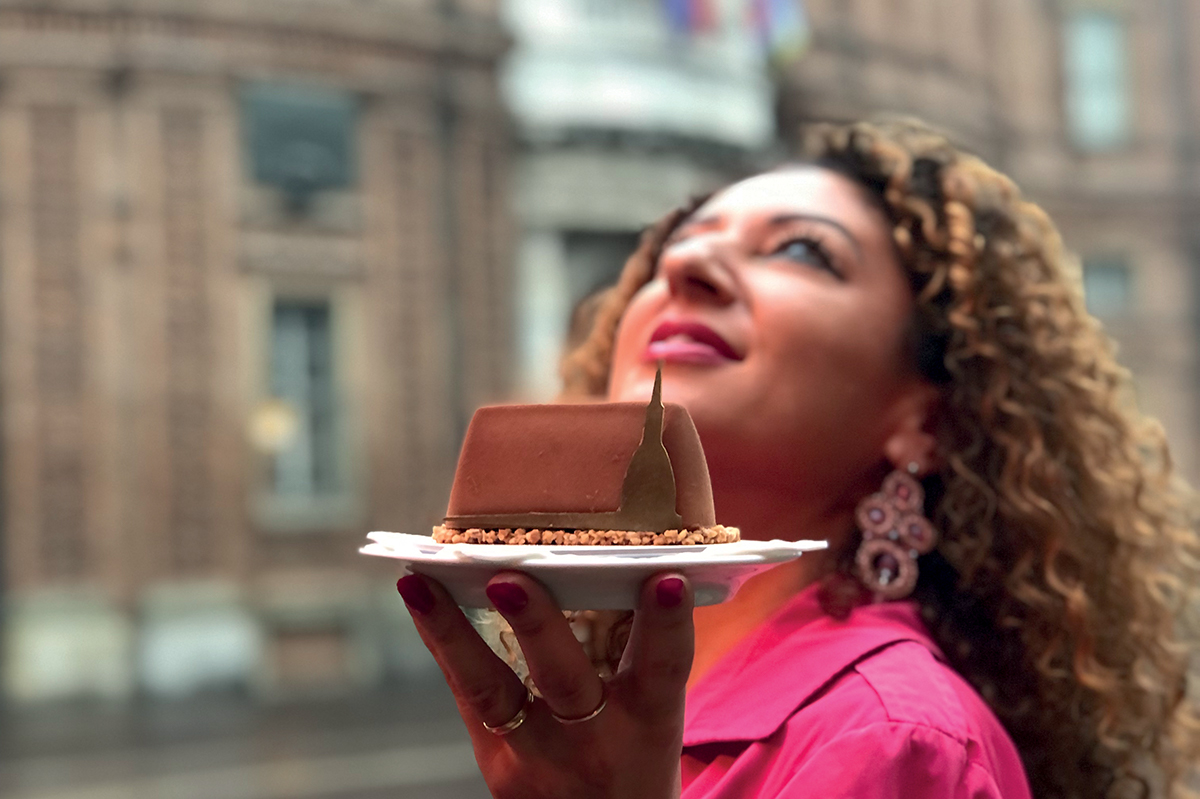 Signora con dolce Mole di Farmacia del Cambio. Pasticceria artigianale, Torino.
