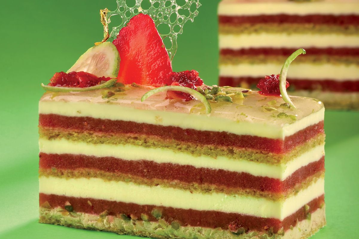 Dolce Italia di Sal De Riso: torta a strati con fragole e pistacchio. Pasticceria artigianale italiana.