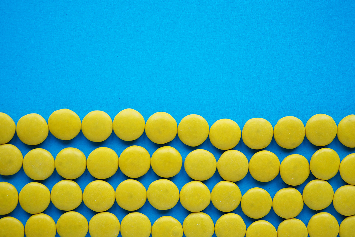 Bandiera Ucraina: sfondo blu e caramelle gialle. Pasticceria e bakery.