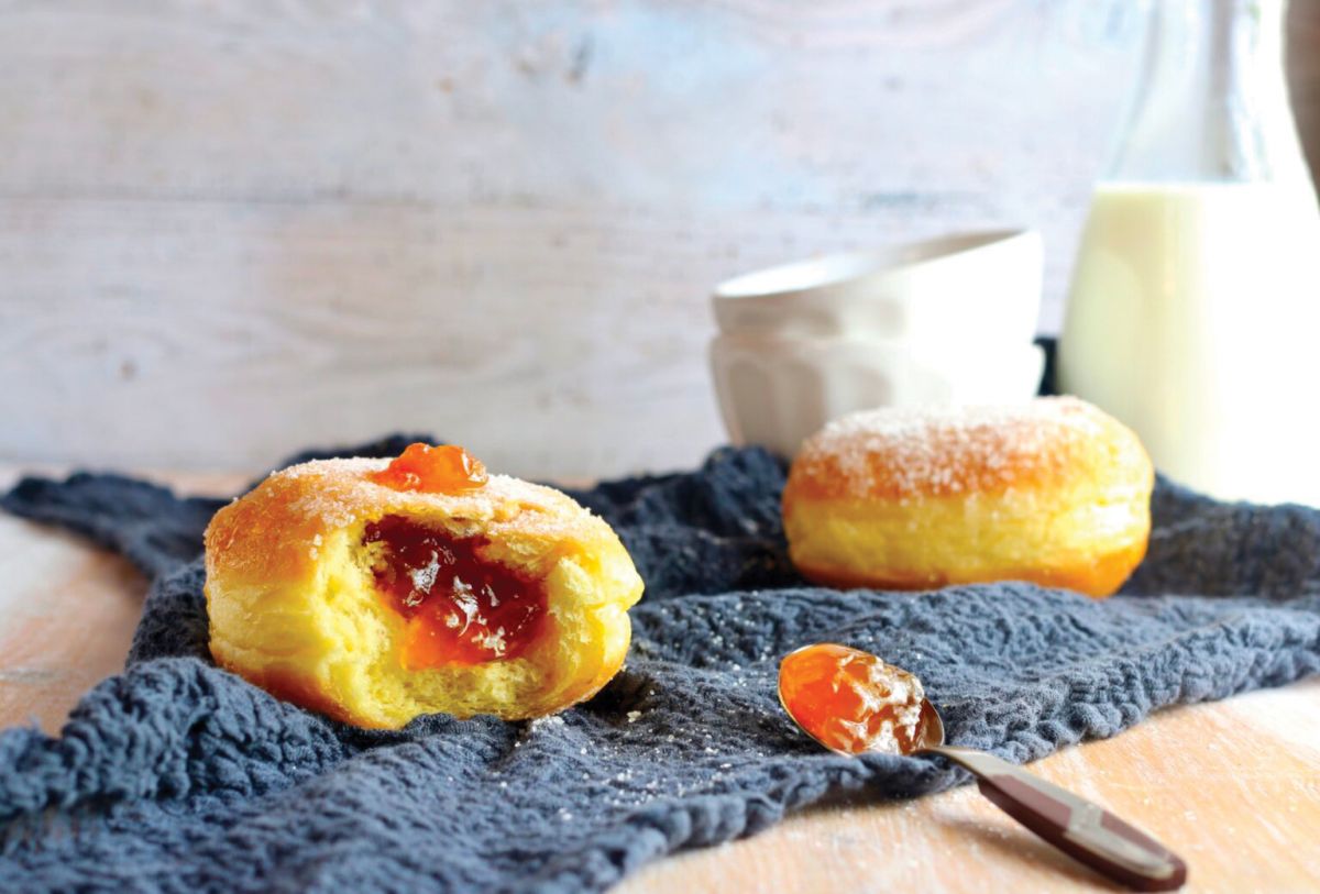 Krapfen alla marmellata. Bomboloni ripieni di confettura, dolci fritti.