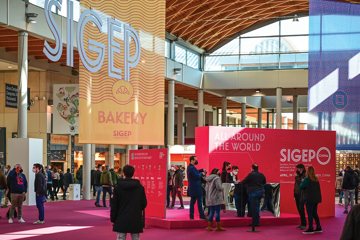 Folla al SIGEP 2022, fiera del dolce a Rimini. Stand espositivi e visitatori. Bakery e food.