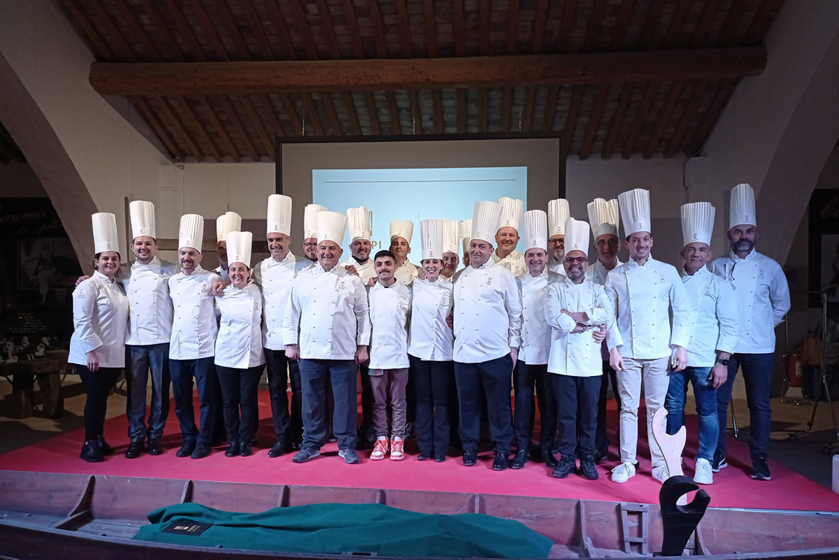 Nuovi membri AMPI: gruppo di chef e pasticceri con toque bianca. Evento di presentazione AMPI.