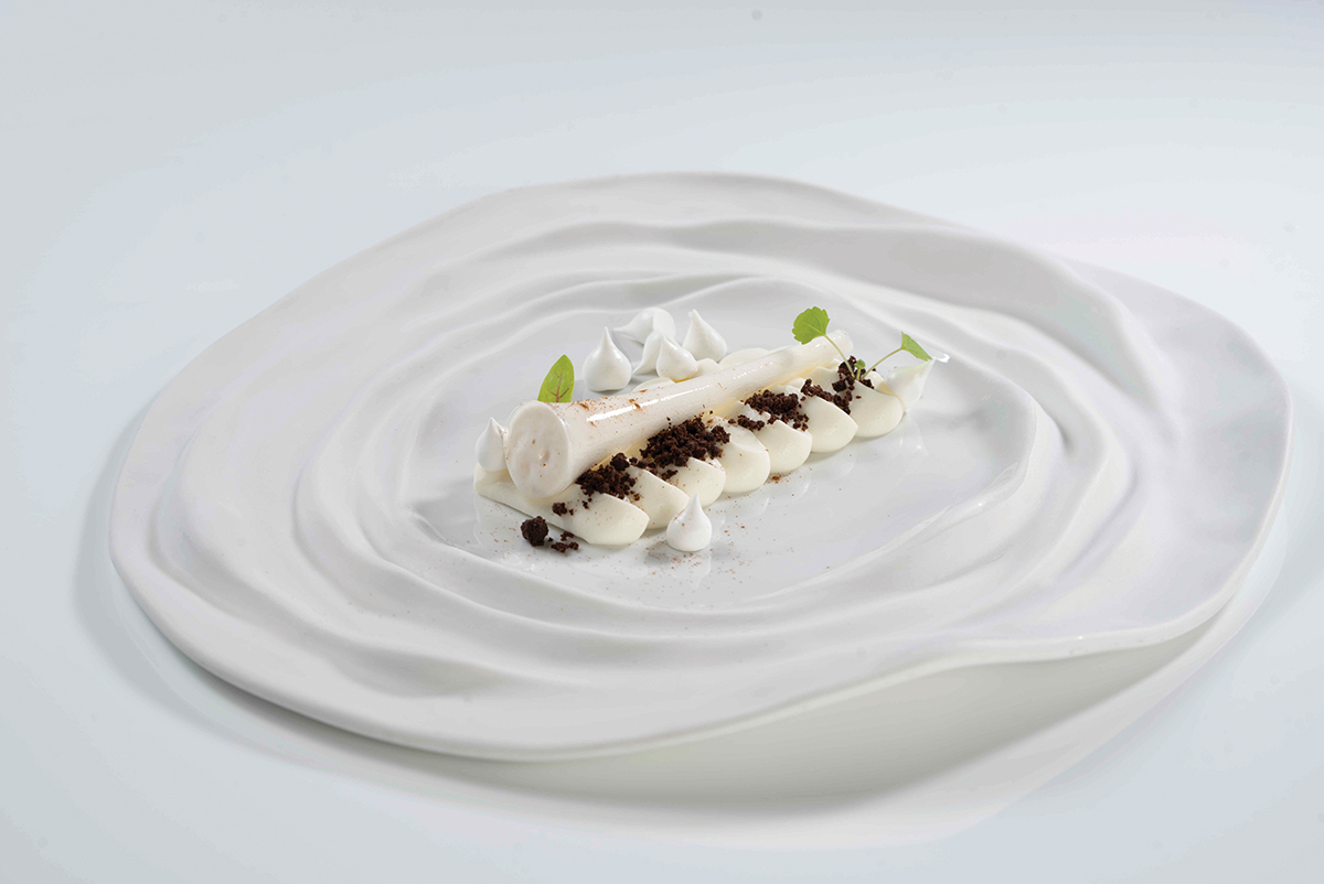 Cannolo 2.0 di Giuseppe Amato. Dessert moderno con ricotta, cioccolato e menta su piatto di design.