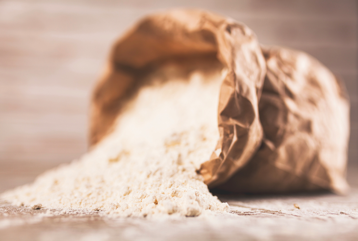 Farina di grano tenero per pasticceria. Sacchetto di farina artigianale, farine ad hoc e di tendenza.