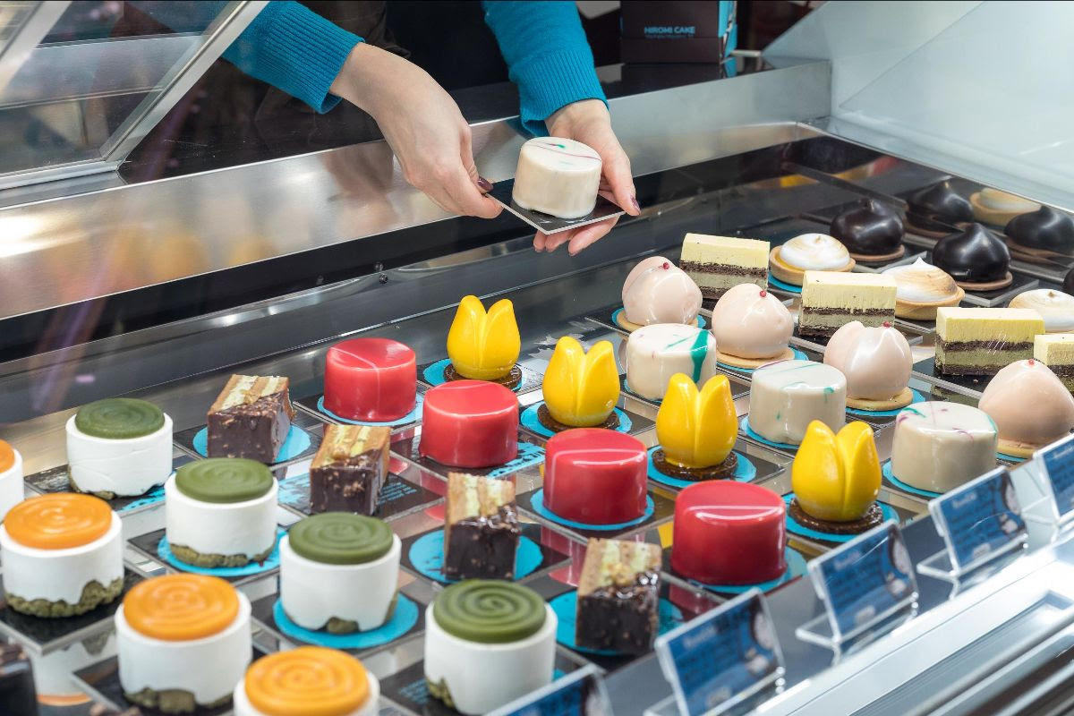 Vetrina con dolci Hiromi Cake per Carrefour Italia. Pasticceria artigianale e torte gourmet.