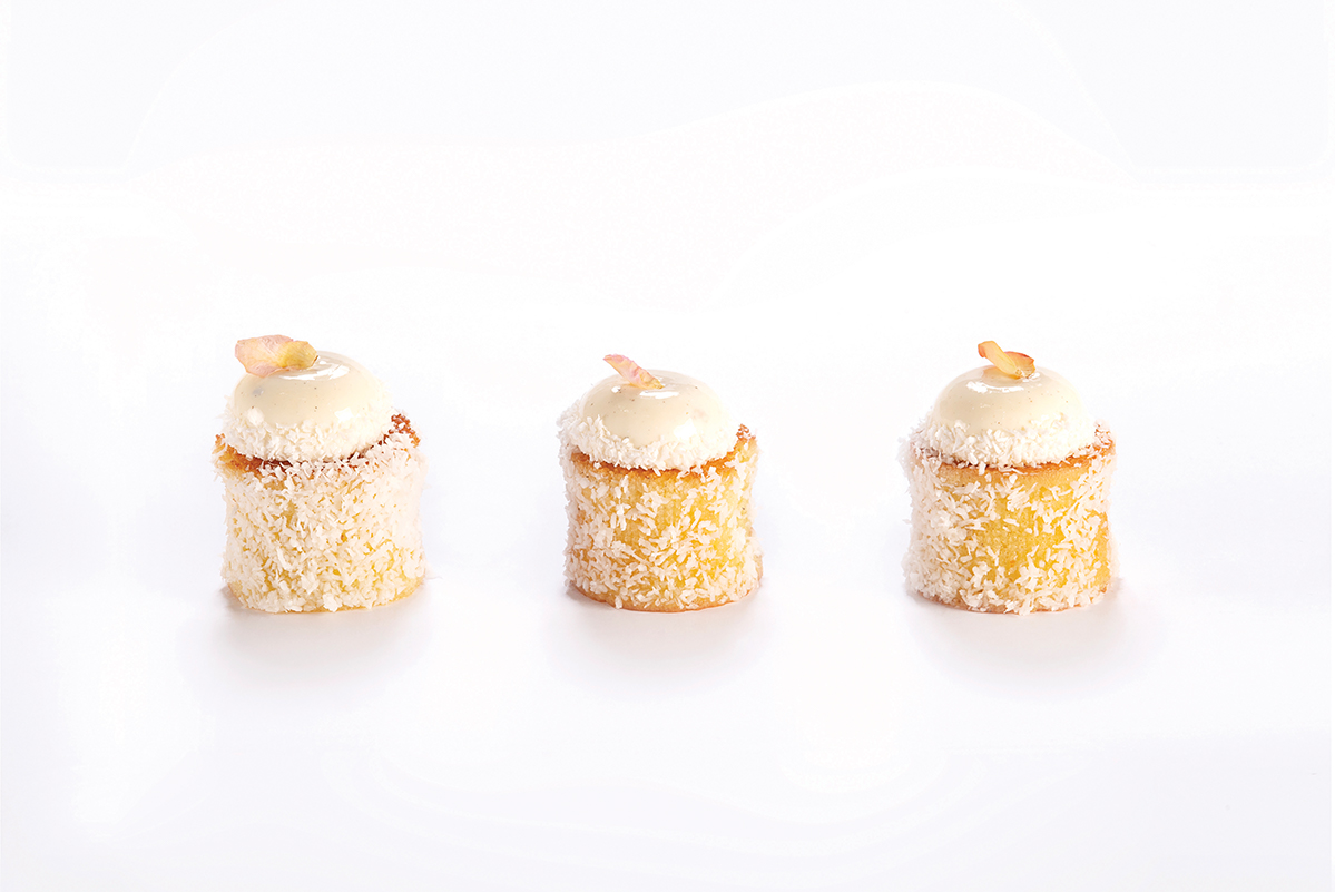 Tre Cocco Babà artigianali. Dolci monoporzione con cocco e crema.